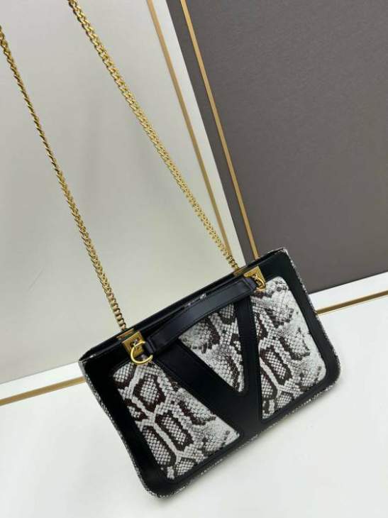 Picture of Valentino Handbags _SKUfw190404835fw